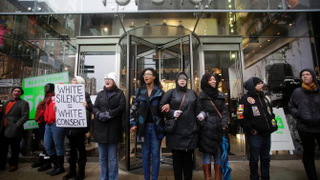 Illustration for article titled Protests Shut Down Chicago’s Major Retail Strip in Response to Laquan McDonald Video